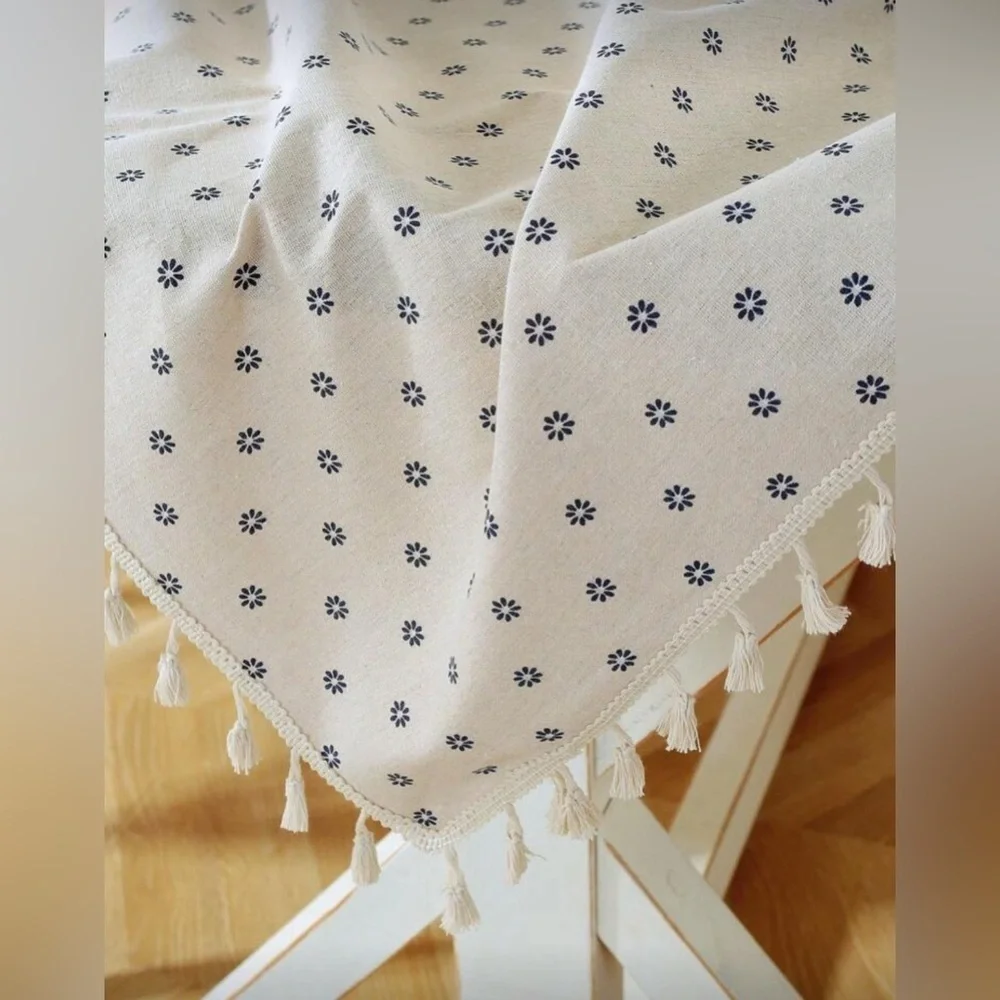 NEW Daisy Patterned Tassel Tablecloth 90x90